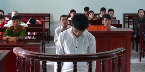 Ru ban di bar, quay qua cuong hiep hinh anh