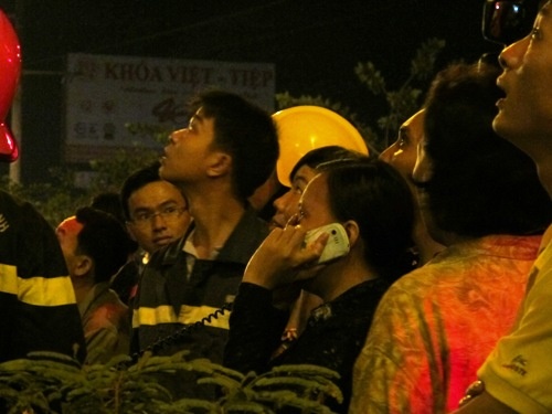 Người thân gọi điện vận động.