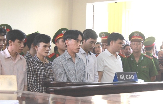 Con bi dam chet, cha nem gach vao hang xom tra thu hinh anh