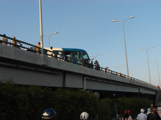 Xe du lich no lop, suyt roi xuong kenh hinh anh