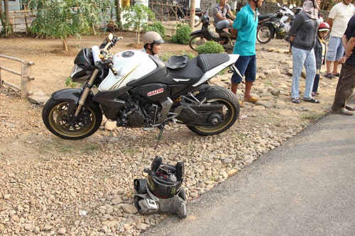 Nhom moto 'phuot' vuot doan dua, gay tai nan chet nguoi hinh anh