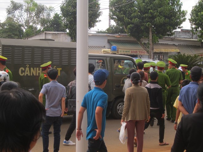 Nguoi nha bi cao nao loan 'cong duong' vi toa hoan xu nhieu hinh anh