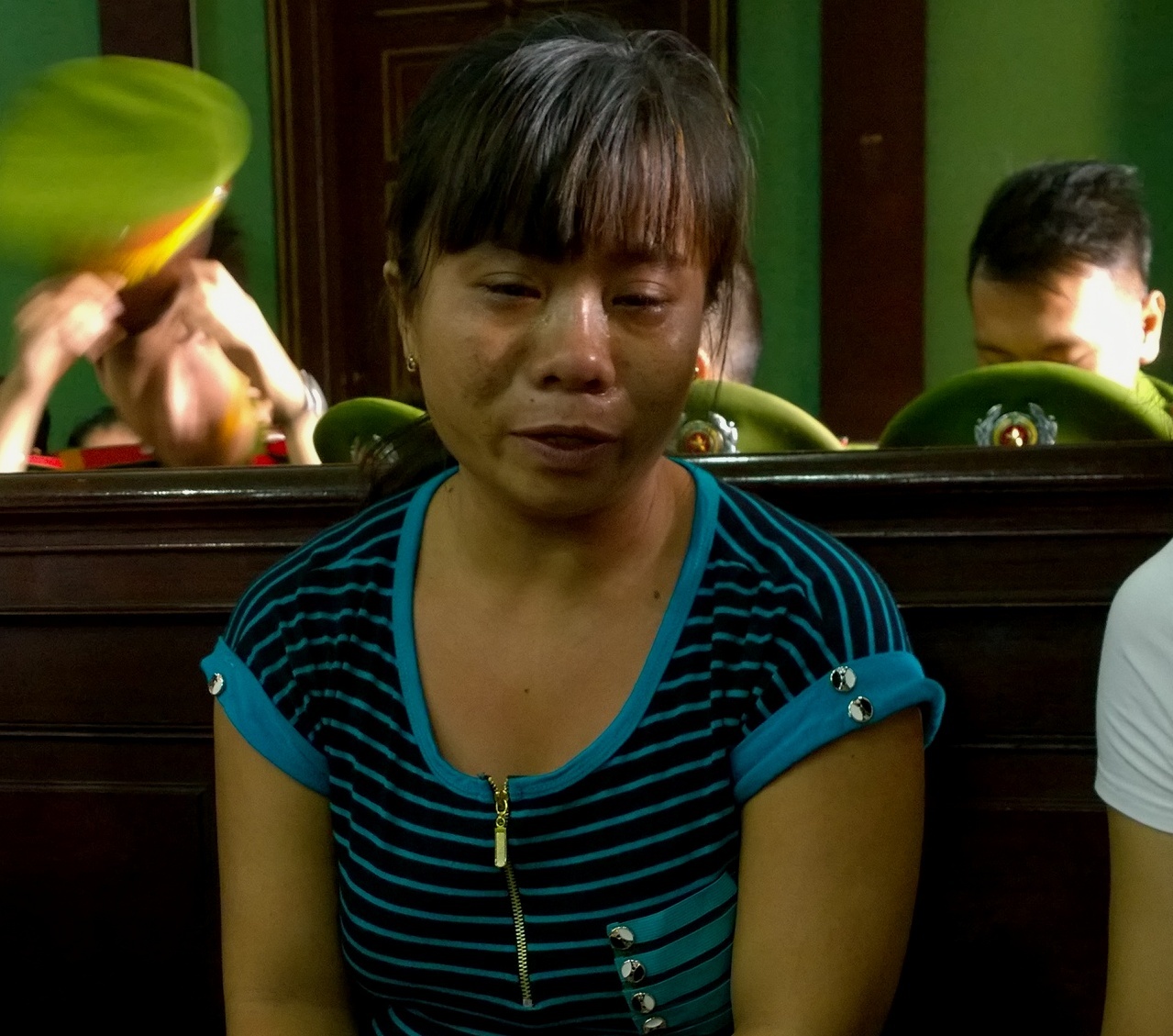 Chị Minh đẫm lệ khi nhắc về người chồng đã khuất.