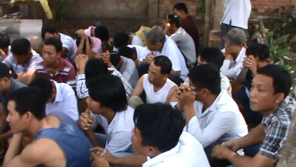 Tham gia danh bac, hang chuc nguoi bi bat giu hinh anh