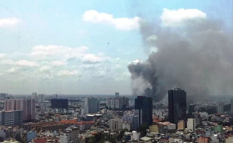 Cột khói bốc lên từ đám cháy được nhìn thấy từ xa.