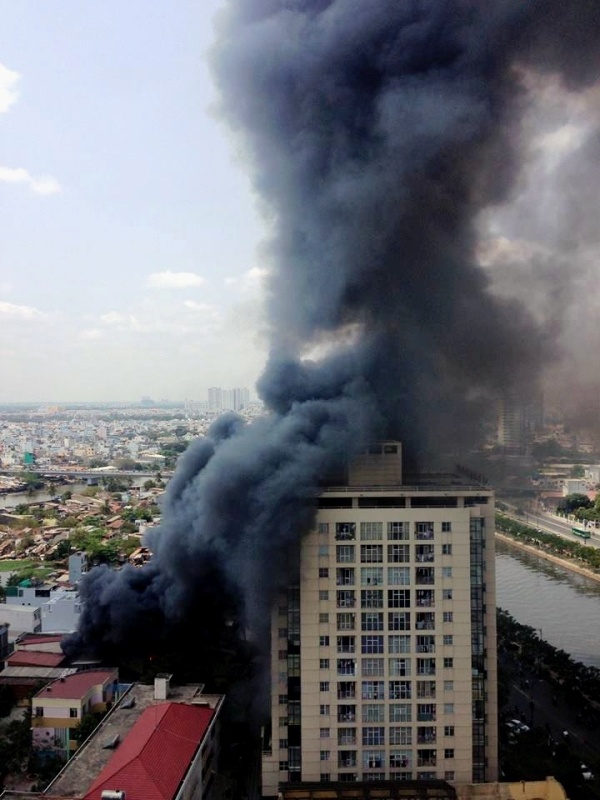 Khoảng 11h30, căn nhà trên đường Bến Vân Đồn (quận 4, TP HCM) bỗng phát hỏa rồi cháy lan sang nhiều nhà bên cạnh.