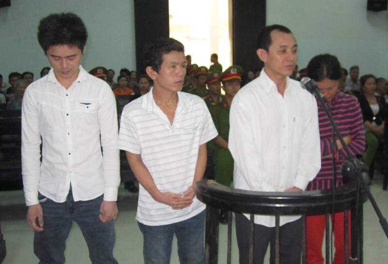 Ca gia dinh di tu vi tieng net po xe hinh anh
