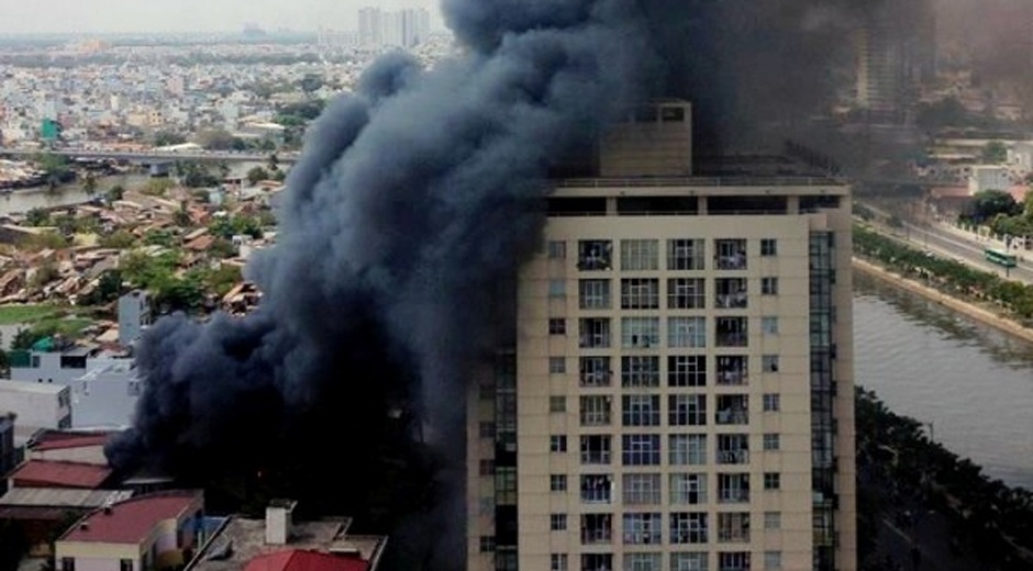 Chay lon giua trua, nhieu can nha bi thieu rui hinh anh