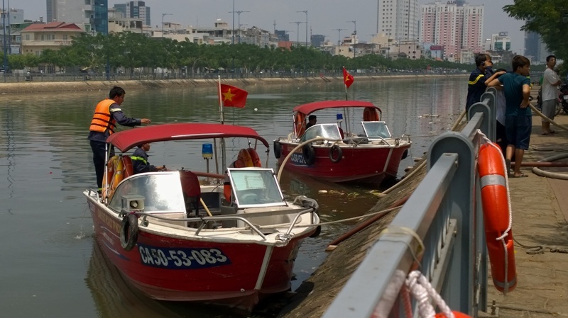 Canô được điều động đến bơm nước từ sông lên chữa cháy.