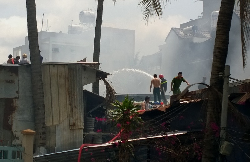 Thông tin ban đầu, ít nhất 4 căn nhà đã bị ngọn lửa thiêu rụi. Rất may không có thiệt hại về người.