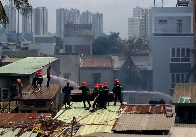 Cảnh sát PCCC đang tích cực khống chế 