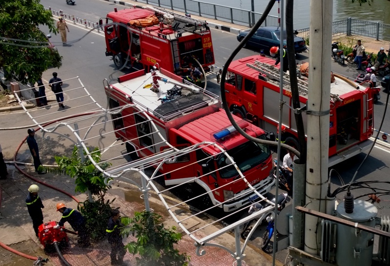 Nhận được tin báo, Cảnh sát phòng cháy chữa cháy quận 1, quận 4 và quận 8 đã điều động hàng trăm cán bộ chiến sĩ cùng nhiều phương tiện đến hiện trường.