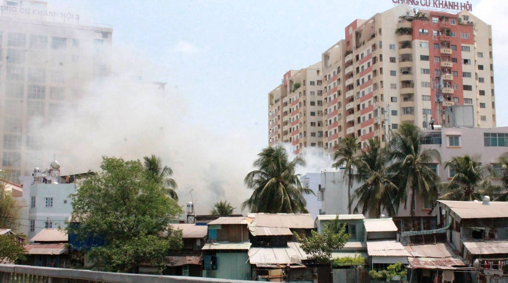 Do các căn nhà cháy nằm trong hẻm nhỏ, có nhiều nhà cấp 4 nên việc dập lửa gặp nhiều khó khăn. Cảnh sát phải leo lên nóc các căn nhà bên cạnh để phun nước cô lập đám cháy.