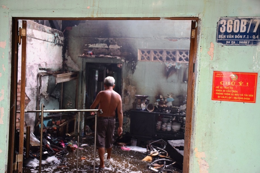 Cảnh sát phải leo lên nóc các căn nhà bên cạnh để phun nước cô lập đám cháy.