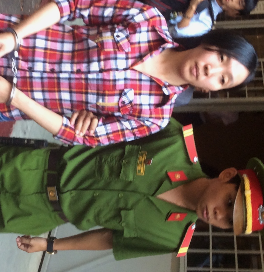 Trang bị dẫn giải sau phiên tòa.