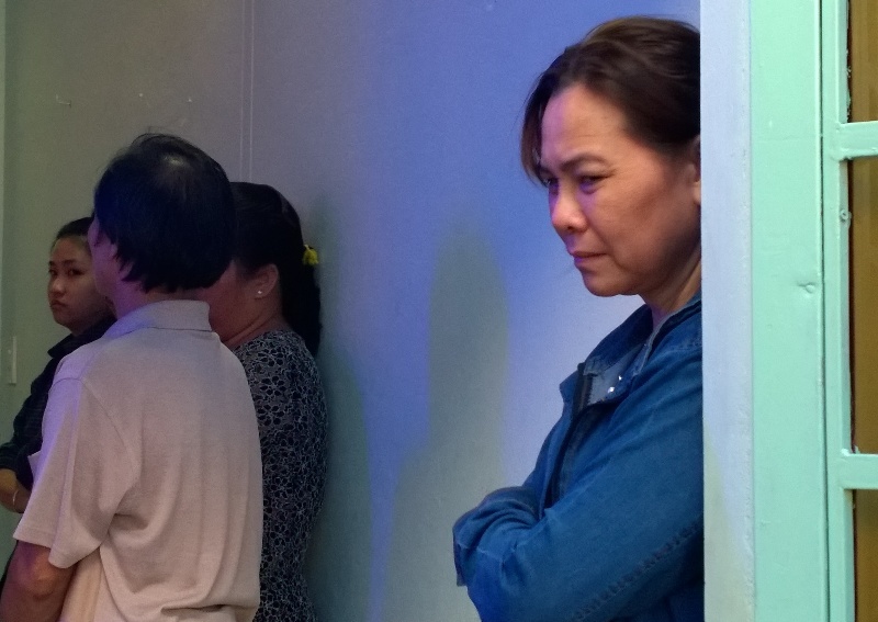 Người mẹ chảy nước mắt bên linh cữu con.