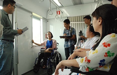 Nguoi khuyet tat khao sat tau dien ngam tai TP HCM hinh anh