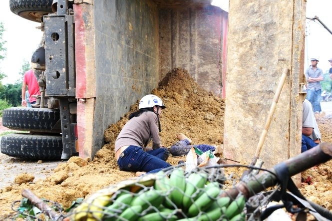 Xe ben tong xe may, dat do lap thi the nguoi me 6 con hinh anh