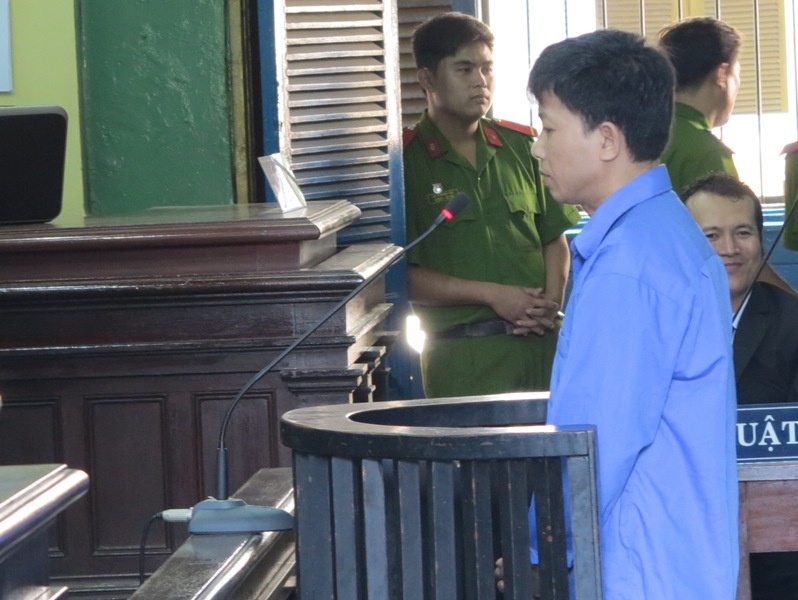 Kẻ thủ ác trước vành móng ngựa.