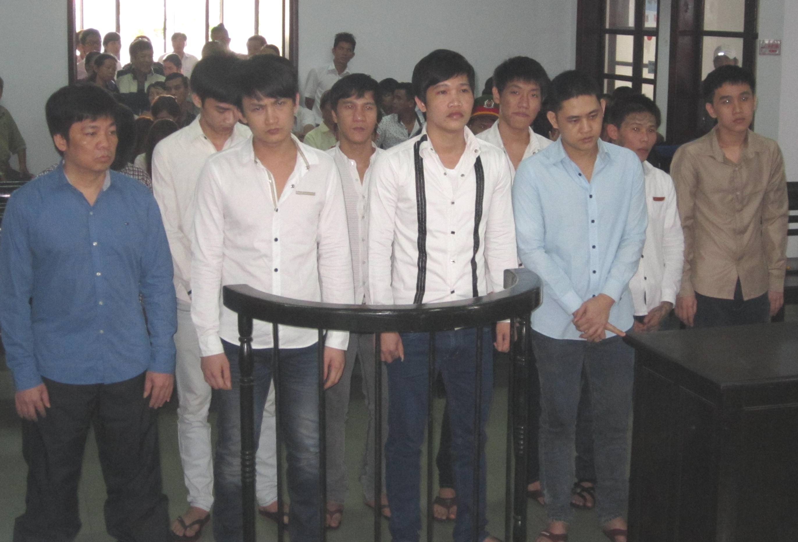 10 nguoi keo den nha rieng hanh hung Pho giam doc so hinh anh