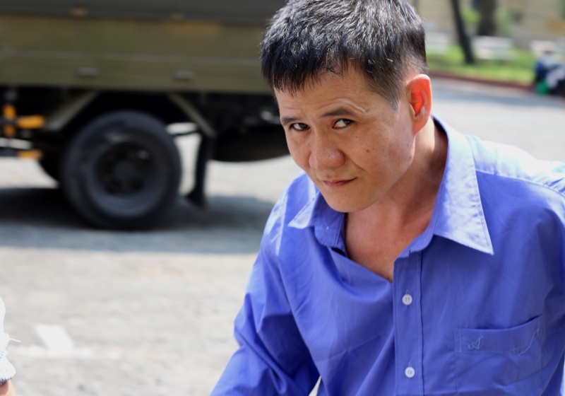 Dap be tu kinh, cuop vang giua ban ngay hinh anh