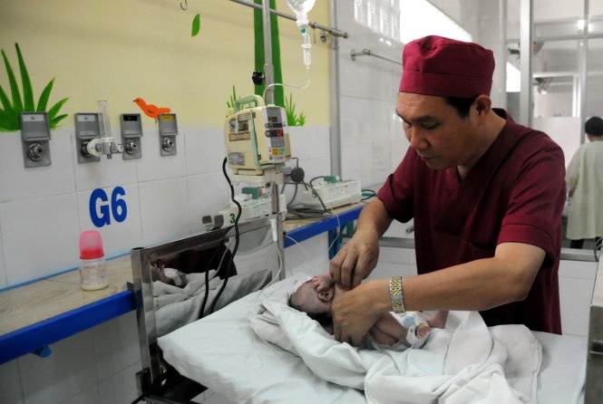 Be so sinh phai cat bo gan 2 m ruot do hoai tu hinh anh