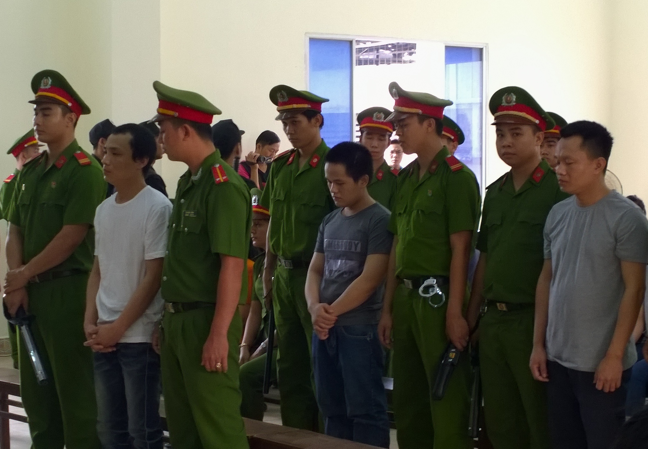 Các bị cáo nghe tòa tuyên án.
