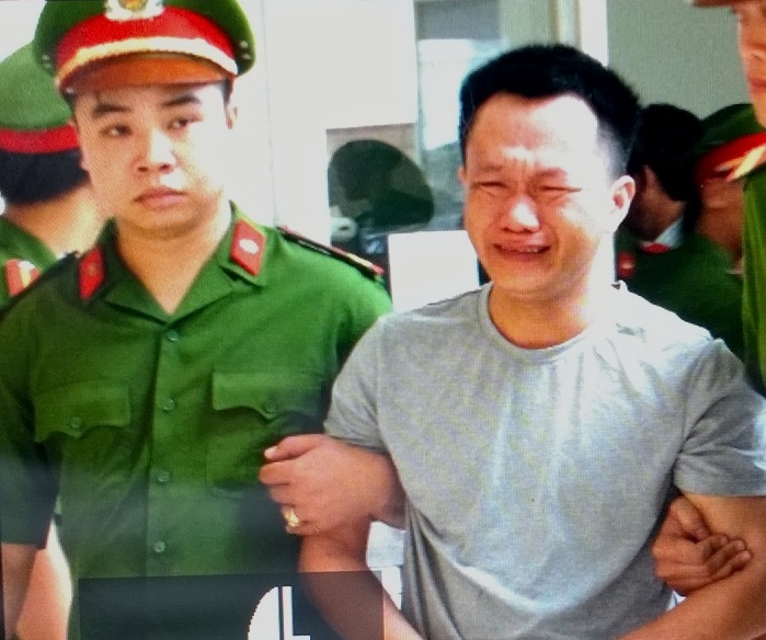 Hai anh em linh an tu hinh, nguoi than ngat xiu giua toa hinh anh