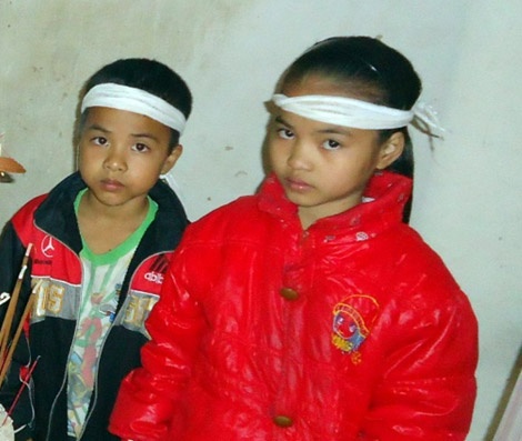 Hai đứa con thơ của Linh trước nỗi đau mất mẹ.