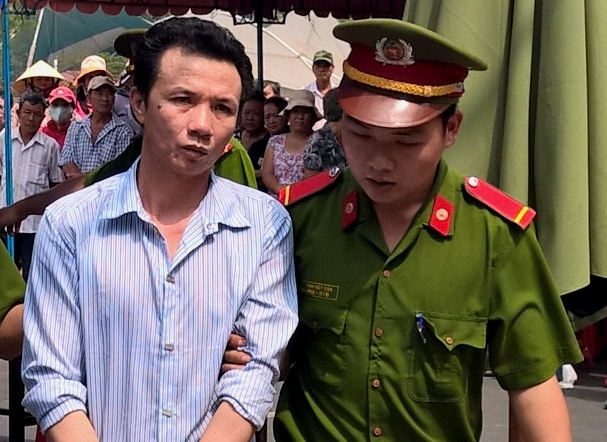 Dap bua vao dau nguoi tinh vi xin tien khong cho hinh anh