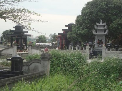 Khu vực mộ dòng họ Nguyễn Hoàng bị đập phá nhiều nhất với 38 bát hương.