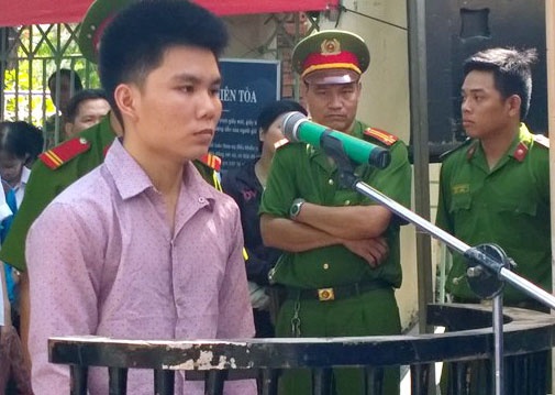 Hung thủ trước vành móng ngựa. Ảnh: Khắc Thành.