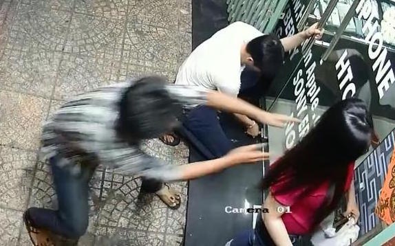 Clip cuop lao vao giat gio xach giua khuya o Sai Gon hinh anh