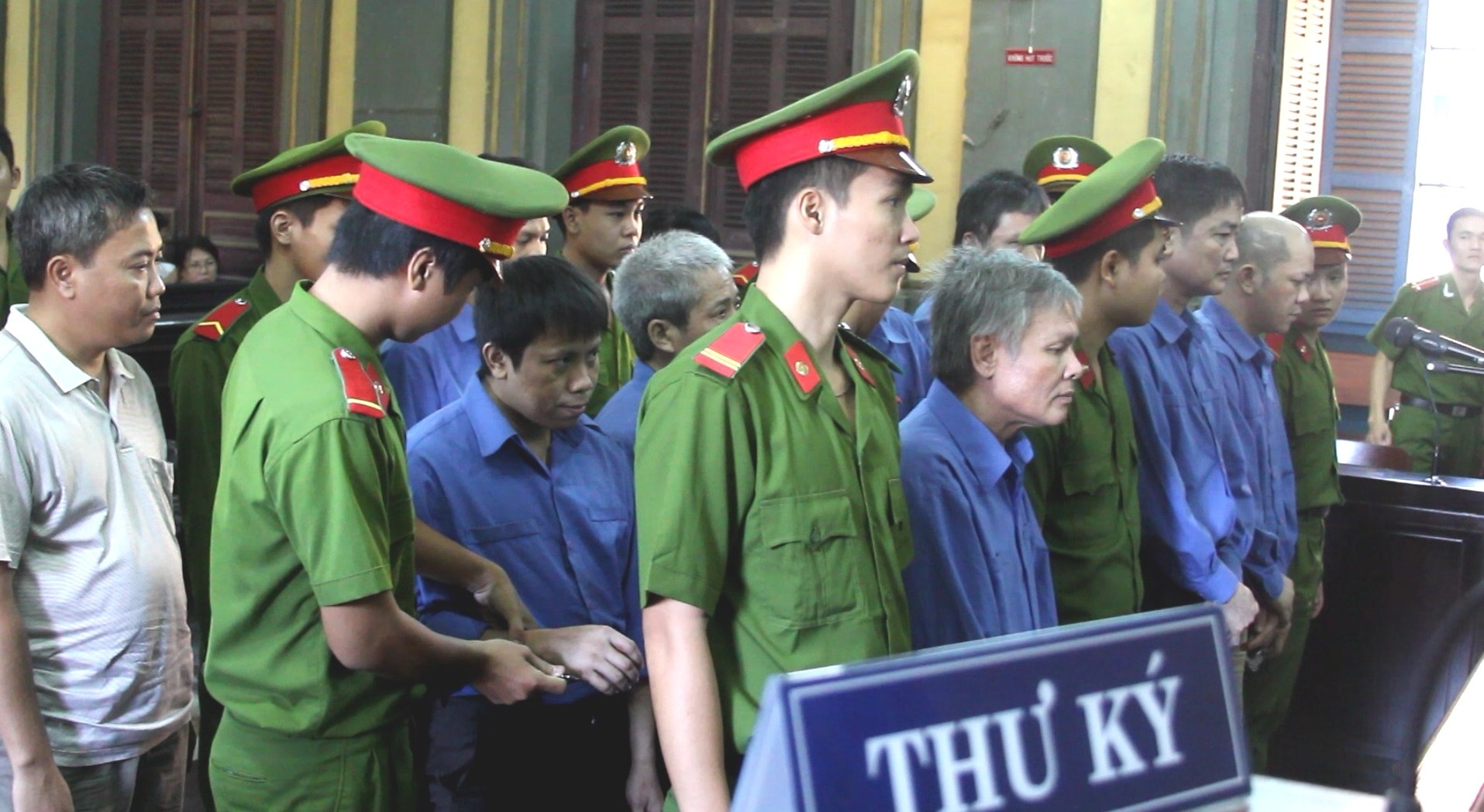 Tu hinh 2 nguoi vu thoi gia tau cu 100 trieu thanh 130 ty hinh anh