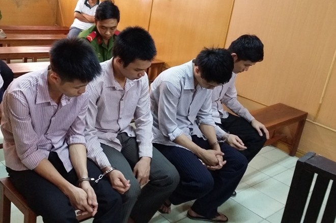 Bi danh den chet vi tong chau be bang qua duong hinh anh