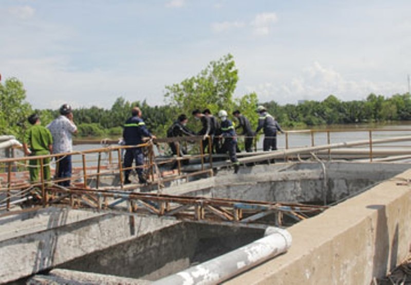 Ba cong nhan chet duoi be chat thai, pho giam doc linh an hinh anh