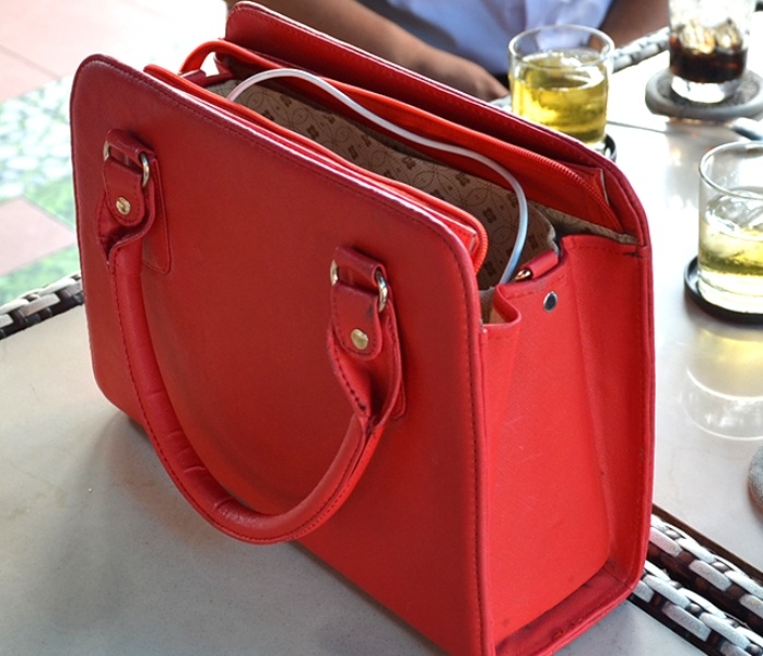 Túi xách tang vật. Ảnh: CTV.