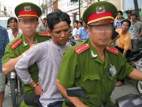 Cuop cua nguoi nuoc ngoai dung ngay trinh sat dac nhiem hinh anh