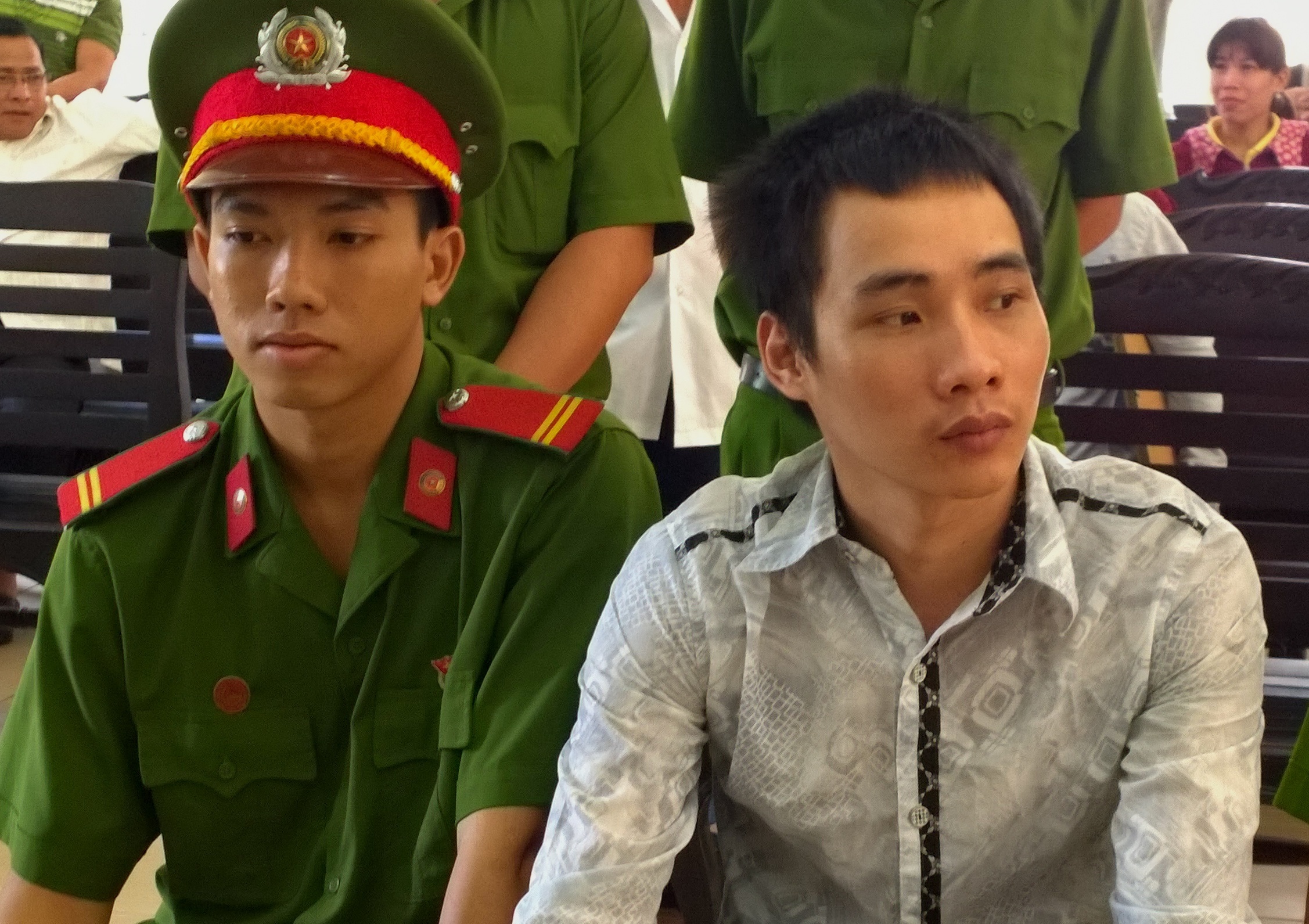 Lò Văn Phóng trước vành móng ngựa. Ảnh: Khắc Thành.