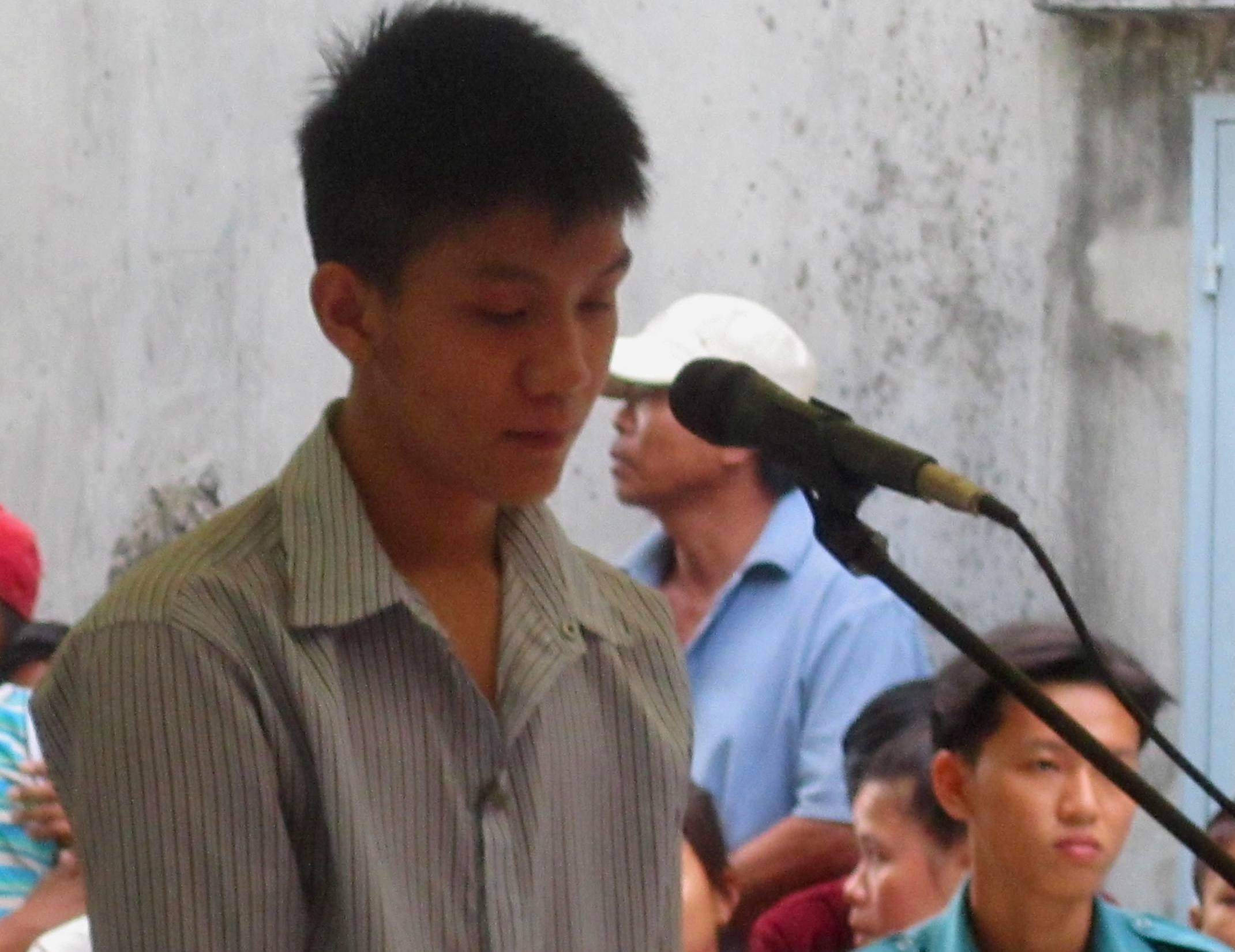 Hung thủ trước vành móng ngựa. Ảnh: Hoài Thanh.