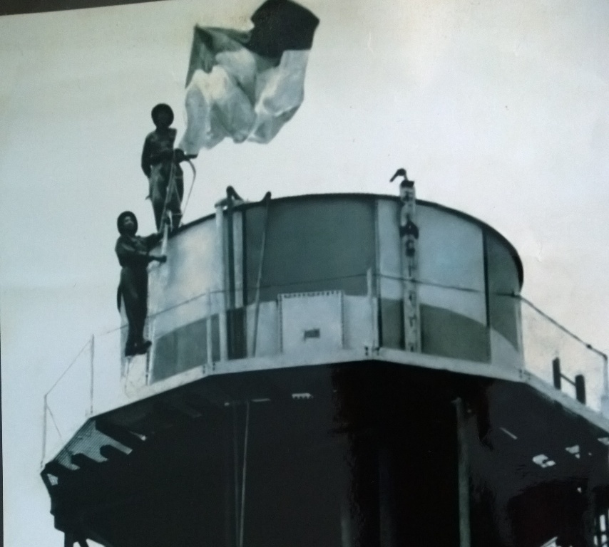 Nguoi cam co giai phong sang 30/4 tai Sai Gon hinh anh