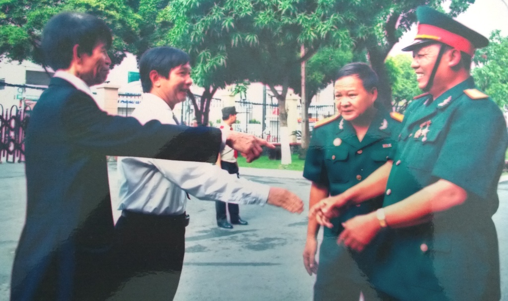 Ông Lãi (áo đen) cùng ông Cẩn (ngoài cùng bên phải) gặp lại nhau sau gần 40 năm. Ảnh: NVCC.