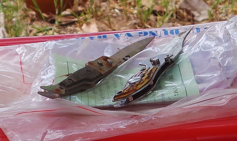 Hai dao bấm Nam sử dụng đâm nạn nhân. Ảnh: Khắc Thành.