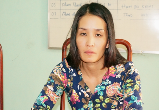Ba chi em ruot giang bay nhung quy ong ham 'cua la' hinh anh