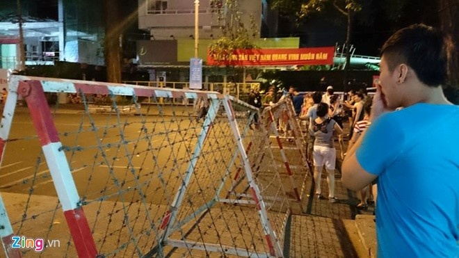 Các phương tiện, kể cả người đi bộ bị cấm vào. Ảnh: Trường Nguyên.