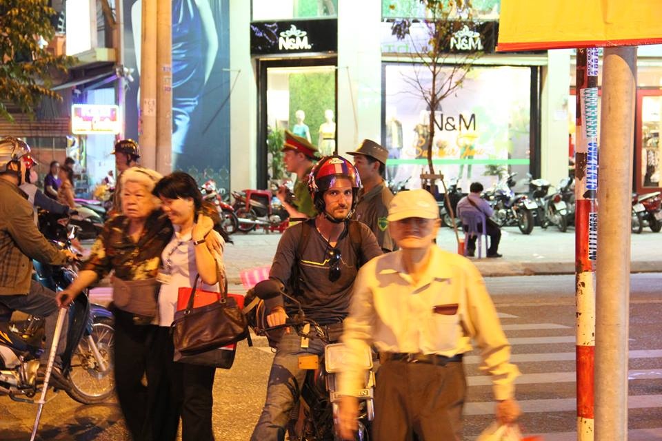 Du khách ngơ ngác tìm đường về khách sạn trong khu bị cấm.