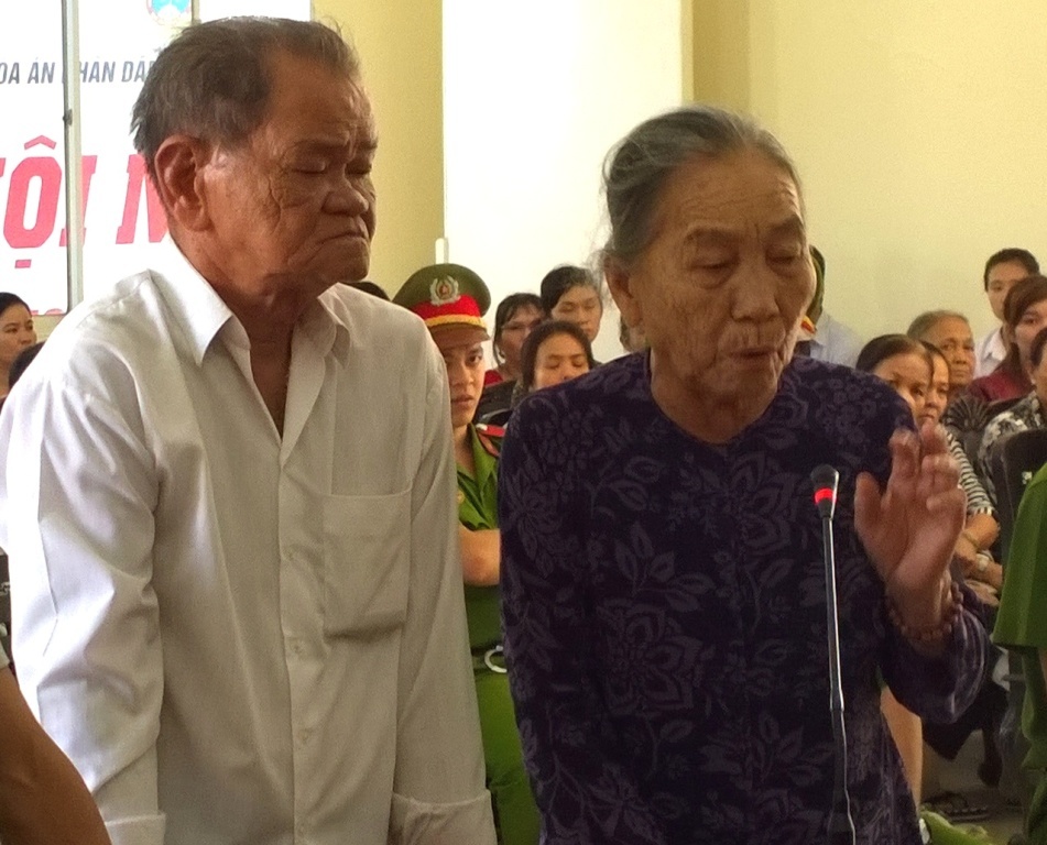 Cha mẹ nạn nhân mong tòa xử án nghiêm. Ảnh: Khắc Thành.