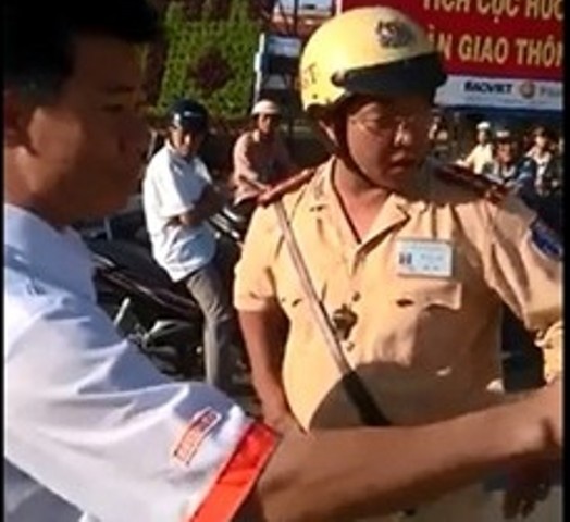 Cãi vã giữa tài xế taxi và cảnh sát giao thông Kon Tum trong. Ảnh cắt từ clip.
