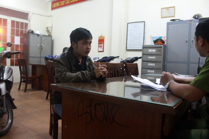 Lê Thương tại Công an phường 1 rạng sáng 1-5