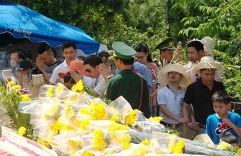 Hon 70.000 luot nguoi vieng mo Dai tuong dip le 30/4 hinh anh